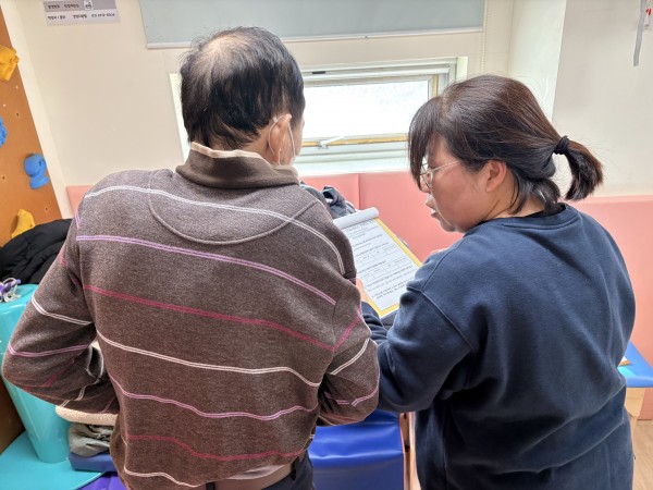 자원봉사자 선생님의 안내를 받는 모습