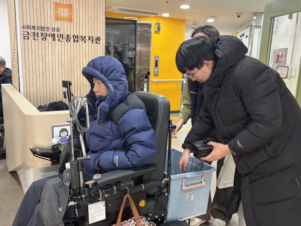 밑반찬을 전동차 바구니에 실고 있는 모습