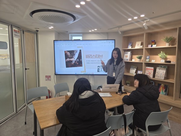 커피만들기의 이론교육을 진행하는 모습