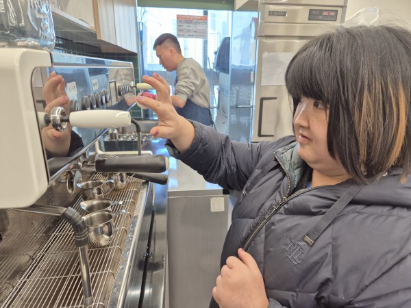 커피머신을 작동하는 모습