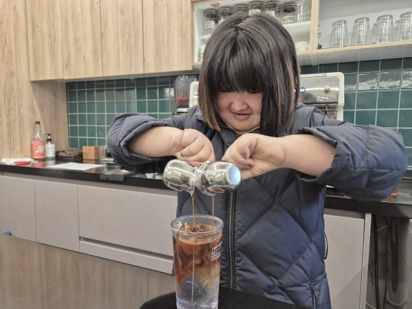 내린 샷을 얼음물에 넣어 아메리카노를 완성하는 모습