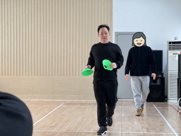 뛰면서 접시콘을 옮기는 모습