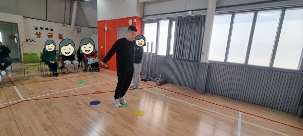 원마커 위에서 점프하는 모습