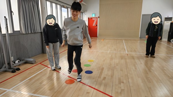 원마커 위로 착지하는 모습