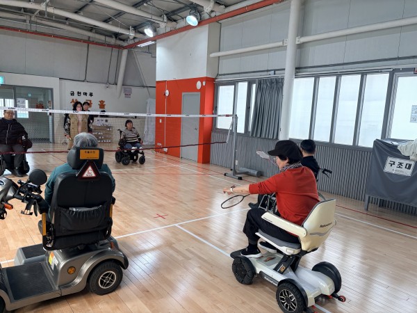 체육관에서 운동중인 참여자분들