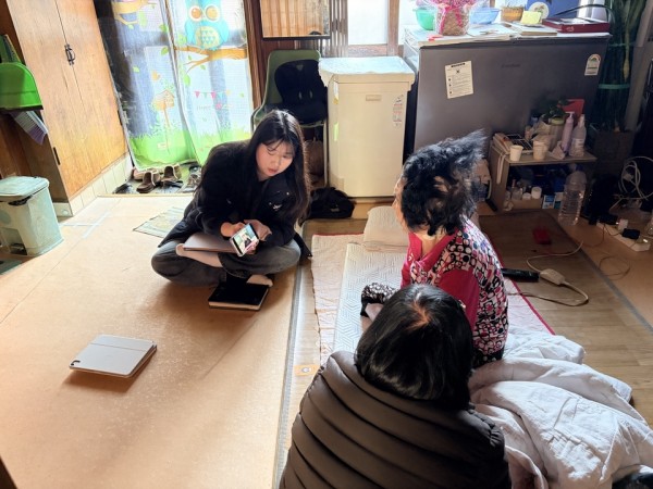 가정에 방문해서 상담하는 모습