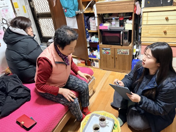 필요한 지원에 대해서 이야기 나누는 모습