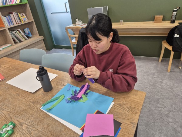 다양한 그림을 그리는 모습