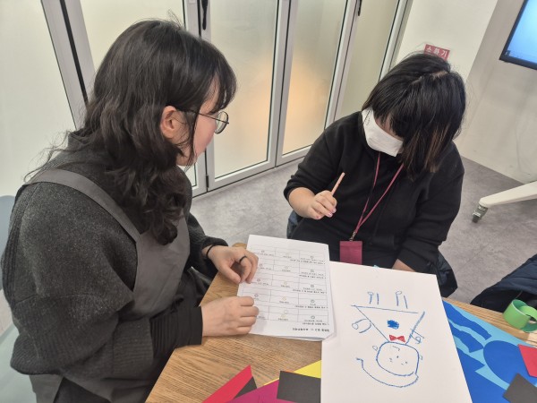 함께 그림을 그리는 모습