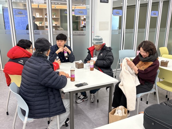 참여자와 지원자와 담당자가 모두모여 음료 마시며 이야기 나누는모습