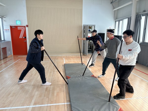 바벨활용하여 견갑을 쭉쭉쭉쭉 뻗어 상지운동모습