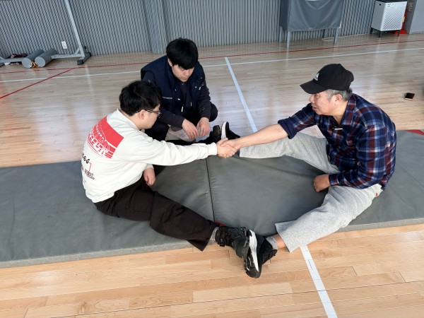 앉은자세 균형잡는모습