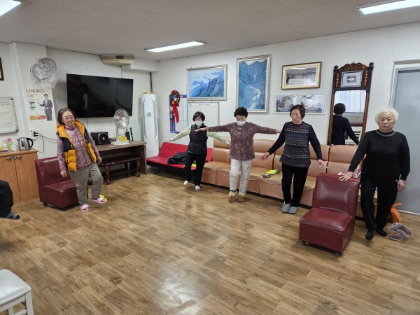 균형능력 평가를 위해 한 다리로 서 있기를 하는 모습