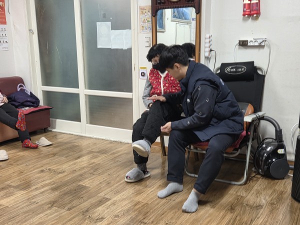 특수체육 선생님이 다리 운동을 개인 지도하는모습