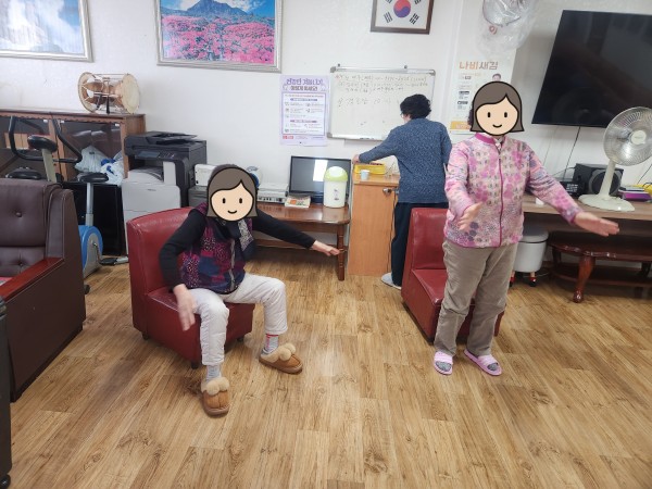 이용인들이 앉았다 일어서기 운동을 하는 중