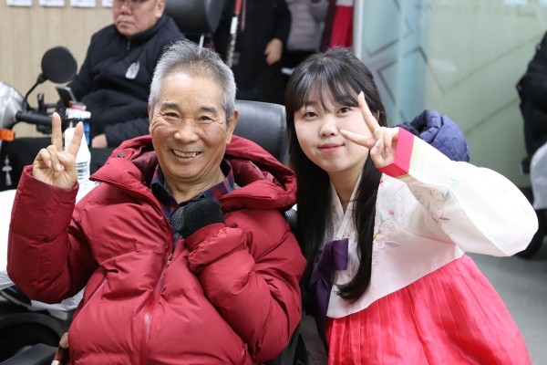 담당자와 포즈를 취하는 이용인의 모습