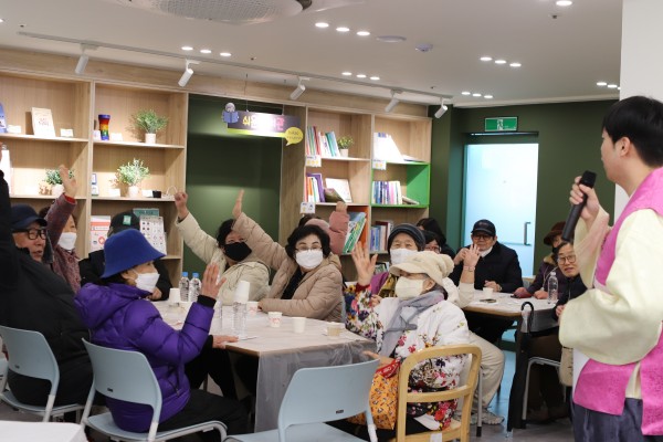 레크레이션을 즐기는 이용인의 모습