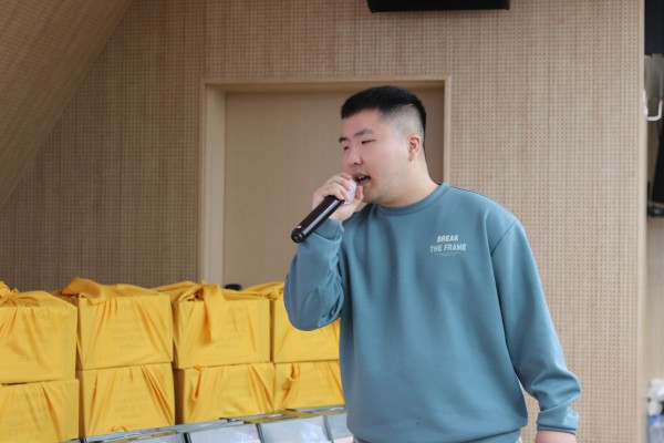 마이크를 잡고 노래를 부르는 이용인의 모습