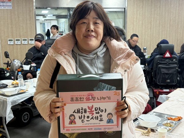 선물세트를 보여주는 이용인의 모습