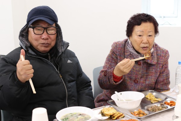 맛있게 식사하는 이용인의 모습