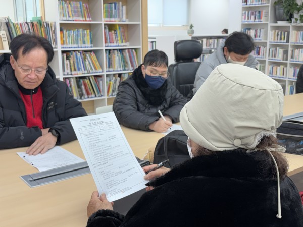 회의자료 보고 있는 모습