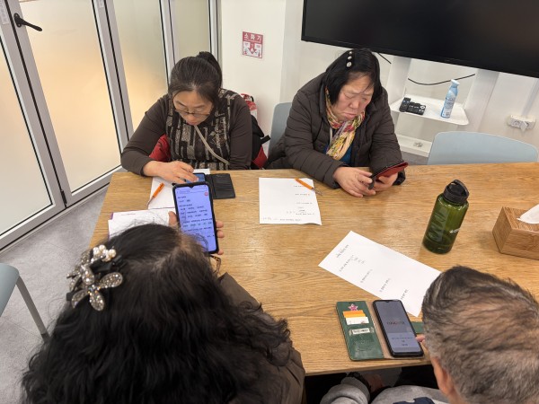 핸드폰으로 디지털 연습하는 참여자