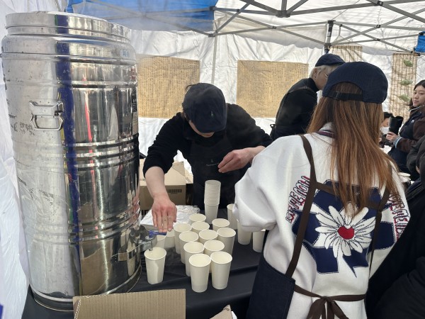 봉사를 열심히 하고 있는 모습