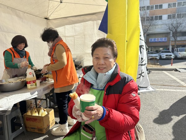 음료를 맛있게 드시고 있는 모습