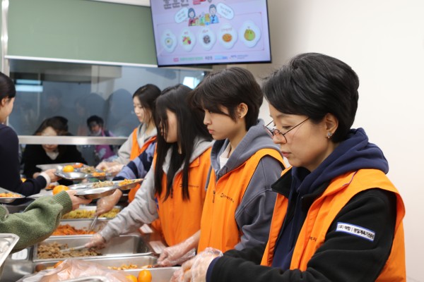 배식봉사를 하고 있는 모습