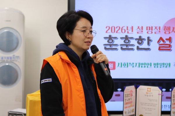 대표님이 이야기를 하고 있는 모습