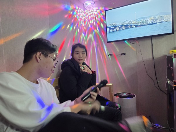 금천장애인쉼터 노래방에서 노래를 부르는 이용자의 모습