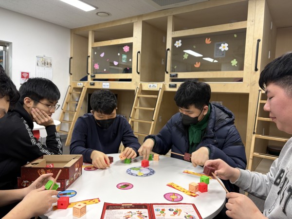 보드게임하는 청소년들
