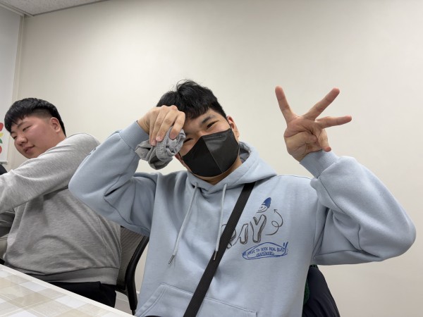 청소년이 정리한 양말을 들고 즐거워하는 모습