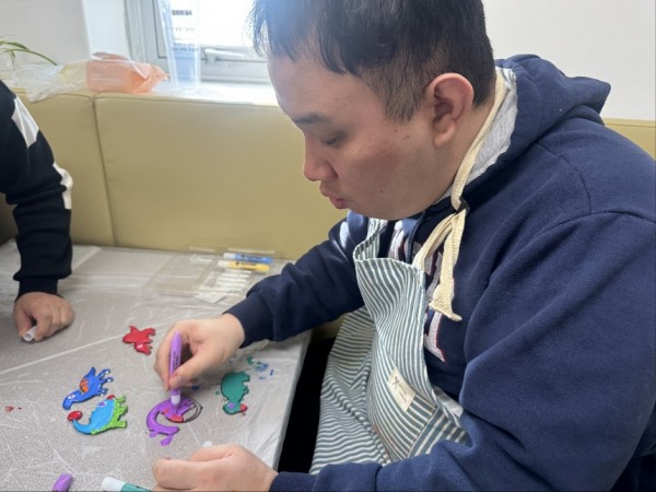 공룡색 칠하기에 완전집중해요