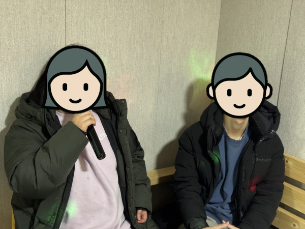 노래방을 즐기는 모습