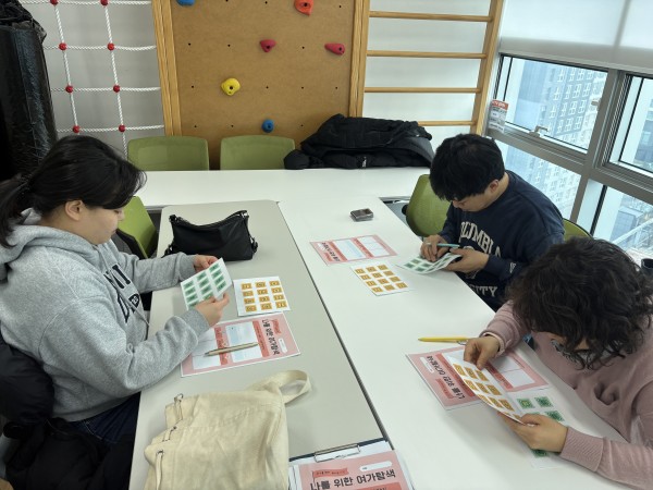 자신이 좋아하는 여가활동에 대한 활동지를 작성하는 모습