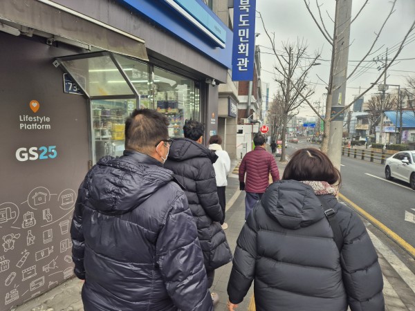 거주지 인근 동네를 돌아다는 모습