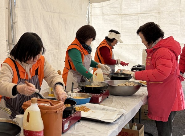 먹거리 부스에서 음식 준비하는 통장님 모습