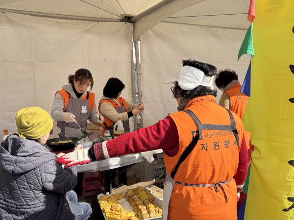 통장님과 함께 전부치기를 하고 있는 독산1동 캠프 모습