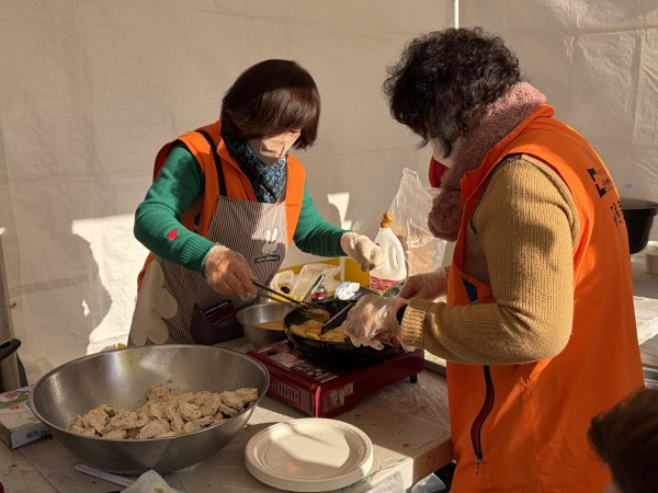 전을 계란물을 입히고 있는 모습