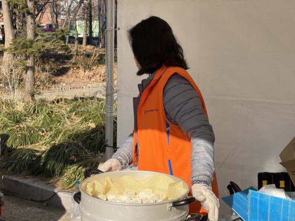 만들어진 만두를 옮기를 봉사자 모습