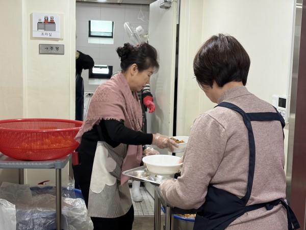 분리수거 중인 봉사자 모습