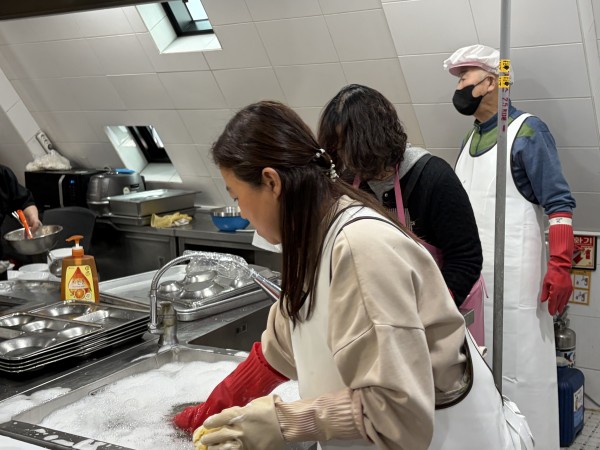 거품을 제거하는 봉사자 모습