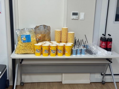 영화관처럼 간식을 준비해놓은 사진