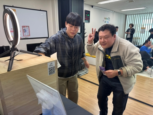 브이하며 포토부스 사진 찍는 모습