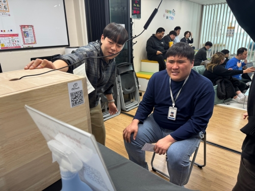 개성있는 표정으로 포토부스 사진 찍는 모습