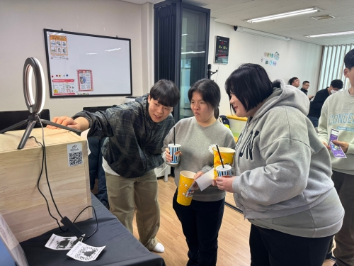 친구와 함께 포토부스 사진 찍는 모습