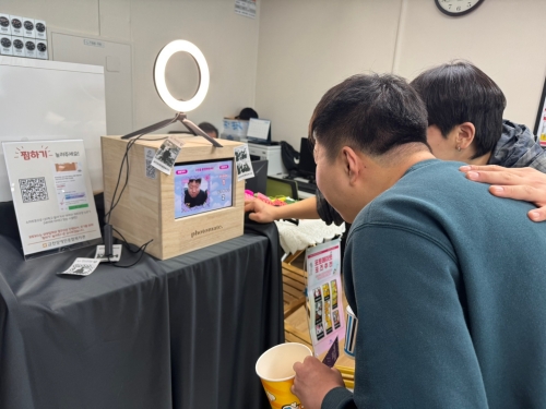 포토부스 찍는 방법을 설명듣는 모습