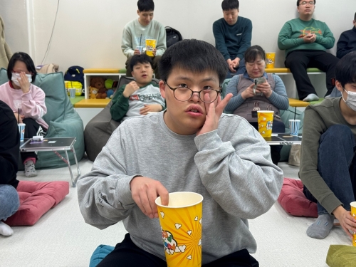 간식을 먹으며 영화관람 준비하는 모습