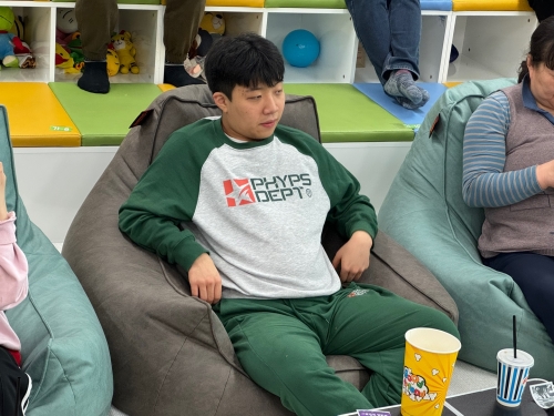 편하게 앉아 영화관람 준비하는 모습